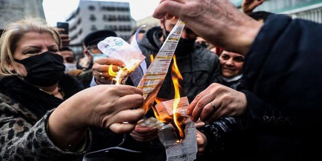 لیر ترکیه ۴۴ درصد از ارزش خود را در سال ۲۰۲۱ از دست داد اعتراض خیابانی مردم ترکیه به گرانی؛ معترضان قبض‌های برق خود را آتش زدند