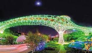 نورافشانی «پل طبیعت» در شب سال نو ۱۴۰۳