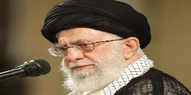 رهبر معظم انقلاب: درباره‌ی مسائل ناموسی انقلاب مذاکره نمیکنیم / با آمریکا مذاکره نمی کنیم؛ مذاکره هیچ فایده‌ای ندارد، ضرر هم دارد / تنها راه ما در مقابل فشارهای آمریکا، استفاده از ابزارهای فشاری که داریم / فعلاً مصوبه‌ی شورای عالی امنیت ملی اجرا میشود/ اگر مقتضی شد بعداً از اهرمهای بعدی استفاده خواهیم کرد 