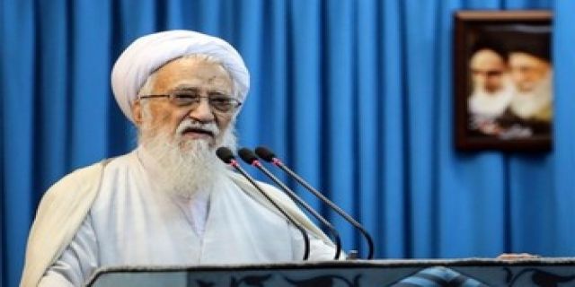 موحدی کرمانی: از ۱۶ تیر اورانیوم را به اندازه لازم غنی‌سازی می‌کنیم دولت با کلیدش قفل مشکلات را باز کند نام دولت‌تان که «تدبیر و امید» است و می‌گویید کلید را هم دارید، پس مشکلات قفل شده را با کلید‌تان حل کرده و قفل‌ را باز کرده و گرانی‌ها را بکاهید.   اگر دیدید قفل‌ها با کلید‌تان باز نمی‌شود لااقل آن را با چکش باز کنید.   اگر می‌بینید قفل و کلیدتان باز نمی‌شود از نظرات نخبگان و کارشناسان استفاده کنید ضمن اینکه بهتر است دولت و مجلس برای حل معضلات مشترکاً گام بردارند.  وی تصریح کرد: مستضعفان جانشان به لب و کارد به استخوانشان رسیده و ممکن است که این کارد به حلقوم‌شان برسد.