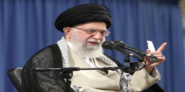  رهبر معظم انقلاب: جمهوری اسلامی دزدی دریایی انگلیس خبیث را بی‌جواب نمی‌گذارد/ حالا که ما شروع کردیم به کاهش دادن تعهدات، اروپایی ها می‌آیند جلو؛ خب پُرروها! شما که به یازده تعهدتان عمل نکردید