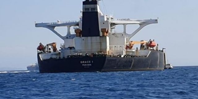  نفتکش «گریس ۱» آزاد شد ...پایگاه خبری جبل الطارق بعدازظهر پنجشنبه از آزادی کشتی ایرانی گریس ۱ خبر داد. نفتکش گریس ۱ حامل ۲.۱ میلیون بشکه نفت که از چهارم ژوئیه امسال توسط پلیس جبل الطارق و نیرو‌های ویژه انگلیس توقیف شد، باعث ایجاد بحران دیپلماتیک بین تهران و لندن شد. 
