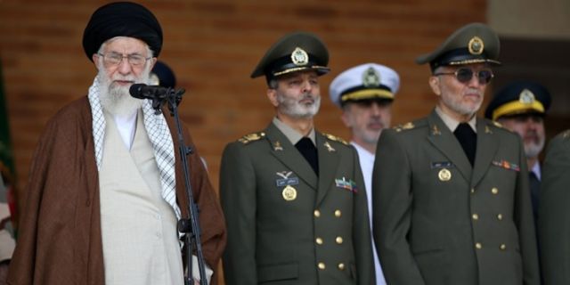 در مراسم دانش‌آموختگی دانشجویان افسری ارتش مطرح شد؛ اولین واکنش رهبر انقلاب به اتفاقات اخیر عراق و لبنان/ توصیه رهبری به عراقی‌ها و لبنانی‌ها: اولویت را علاج ناامنی قرار دهید/ نیروهای مسلح باید آمادگی مقابله با فتنه را داشته باشند