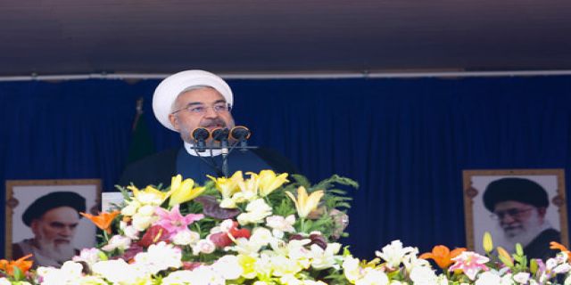  روحانی در جمع مردم یزد: قوه قضاییه درباره فساد میلیارد دلاری توضیح دهد/نهادهایی بیش از ۷۰۰ میلیون دلار بدهکاری دارند...رئیس جمهور در پایان با گرامیداشت یاد و خاطرات آیات سیدکاظم یزدی، شیخ عبدالکریم حائری یزدی، محقق داماد، مرتضی حائری، صدوقی و سید روح‌الله خاتمی، گفت: سلامی می کنم به فرزند برومند آیت آلله خاتمی، حجت الاسلام و المسلمین سید محمد خاتمی.
