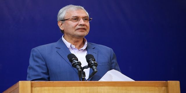  سخنگوی دولت: اشتباه کردیم؛ باید واقعیتهای تحریم را به مردم می گفتیم بايستي اقناع مردم  در باره تحريم ها را انجام دهيم     واقعیت این است که برخی جریان‌های تندرو در عمل از تحریم‌ها استقبال می‌کنند و این استقبال عملی گاه بیانی آشکار می‌یابد. روشن است که بدون اتخاذ «سیاست حقیقت درباره تحریم‌ها» دولت نمی‌تواند بر آن همدستی اعلام نشده میان تحریمگران و سوءاستفاده‌کنندگان از تحریم غلبه کند.
