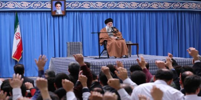 حضرت آیت‌الله خامنه‌ای در دیدار با هزاران نفر از پرستاران سراسر کشور: هرگز کشور را به سمت جنگ نمی‌بریم/ مردم مطالباتی دارند؛ در اغلب موارد هم حق با مردم است/ حمله آمریکا به حشدالشعبی عراق را به شدت محکوم می‌کنیم/ انتقام داعش را از حشدالشعبی می‌گیرند/ جمهوری اسلامی اگر تصمیم بگیرد با کشوری معارضه و مبارزه کند، صریح این کار را می‌کند/ آمریکایی‌ها باید بفهمند که مردم منطقه از آنها به دلیل جنایت‌هایشان متنفرند/ فردای این کشور به مراتب بهتر از امروز خواهد بود، همانگونه که امروز کشور بهتر از دیروز است