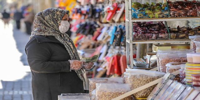 گوش شنوایی برای شنیدن این صداهای زجرکشیده وجود ندارد کارگران فقط یک وعده غذا بخورند/ چرا نفت سر سفره‌های مردم نیامد؟
