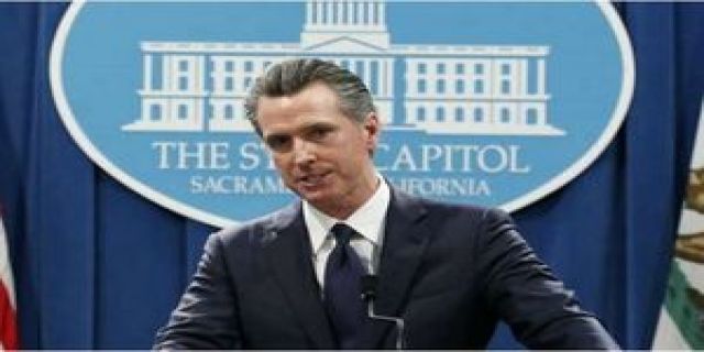 نشان دادن نقطه     ضعف         به ترامپ  یک ترسوی بزدل را به مهاجم تبدیل می کند این را گوین کریستوفر نیوسام سیاستمدار دموکرات خوب فهمیده است کوین نیوسام گفت: «او در سوءاستفاده از نقاط ضعف مهارت دارد، اما وقتی به صورتش مشت زده می‌شود، عقب‌نشینی می‌کند. شما نمی‌توانید همه طرف‌ها را بازی دهید. دیگر این تعارفات بس است. از تلاش برای آرام کردن او دست بردارید. آتش را با آتش خاموش کنید.»