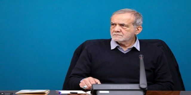 پزشکیان: هیچ‌کس در کشور نباید خود را عقل کل بداند، هیچ‌کس نباید تمامیت‌خواهی کند و هیچ جریان یا فردی حق ندارد مردم را به خودی و غیرخودی تقسیم کند/ این انسجام باید حفظ شود / دشمن گمان می‌کند با محاصره دریایی یا فشار بر مسیرهای تجاری می‌تواند ایران را زمین‌گیر کند، در حالی که زمین‌گیر شدن زمانی رخ می‌دهد که ما با ذهن بسته با مسایل مواجه شویم 