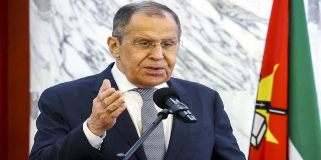  ببینید/ وزیر خارجه روسیه یک روزنامه‌‌نگار را از نشست خبری بیرون کرد وقتی روزنامه‌نگاری دو بار با مکالمه تلفنی‌اش صحبت لاوروف را قطع کرد، وزیر امور خارجه روسیه به زبان انگلیسی از روزنامه‌نگار خواست که محل کنفرانس را ترک کند. 