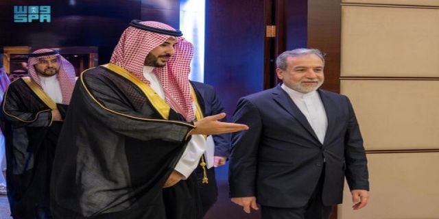 به عصر آشتی ایران با اعراب و غرب و شرق وآمریکا و اروپا و حتی دشمنان خوش آمدید فقط کمی آهسته در این سرزمین جدید و قشنگ قدم بزنید یک دیپلمات آگاه: برگزاری مذاکرات آشتی کشورهای حاشیهٔ خلیج‌فارس و ایران در عربستان/.....رویترز: ریاض میزبان مذاکرات ایران و کشورهای عربی می‌شود  ‌خبرگزاری رویترز به نقل از یک دیپلمات آگاه گزارش کرد که مذاکرات منطقه‌ای برای آشتی و نزدیکی میان ایران و کشورهای عربی حاشیه خلیج فارس در شهر ریاض، پایتخت عربستان سعودی، در دست برنامه‌ریزی است.