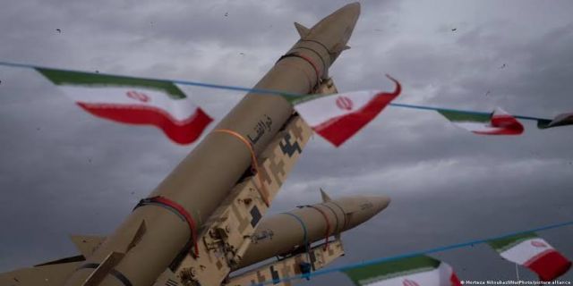 جزئیات تبادلات آتش میان ایران و آمریکا طی شامگاه ۱ مرداد؛ صدای انفجار در سیریک، اهواز، رامشیر و اهواز و جاسک و کیار/ استانداری: ۲ شهید در حمله به اطراف پایانه مسافربری مرز شلمچه/ اداره کل بنادر و دریانوردی هرمزگان: حمله آمریکا به دو فروند شناور جست‌و‌جو و نجات دریایی «ناجی ۱۵» و «ناجی ۱۶» / ارتش: پایگا‌ه‌های الدوحه، علی السالم و عریفجان کویت را هدف قرار دادیم از ساعات اولیه اولین روز از مرداد ماه ۱۴۰۵، حملاتی علیه ایران از سوی آمریکا صورت گرفت که با پاسخ تلافی‌جویانه تهران مواجه شد. بنا بر اعلام استانداری‌ها و منابع داخلی، ارتش ایالات متحده شب گذشته به مناطقی چون سیریک، رامشیر و اهواز حمله کر