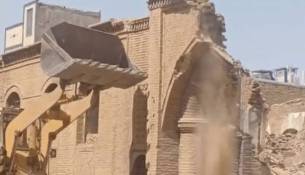 افشای جزئیات تخریب بنای تاریخی تومانیان یا همان پادگان روس‌ها در سبزوار، روایتی دردناک از بی‌اعتنایی سیستماتیک، سهل‌انگاری‌های فاحش و به تبع، شکست در حفاظت از میراث فرهنگی است. این واقعه دیگر صرفاً یک حادثه ساختاری یا تصمیم یک جانبه مالک نیست؛ بلکه به لایه‌های فرآیند اداری و نظارتی نفوذ کرده است.